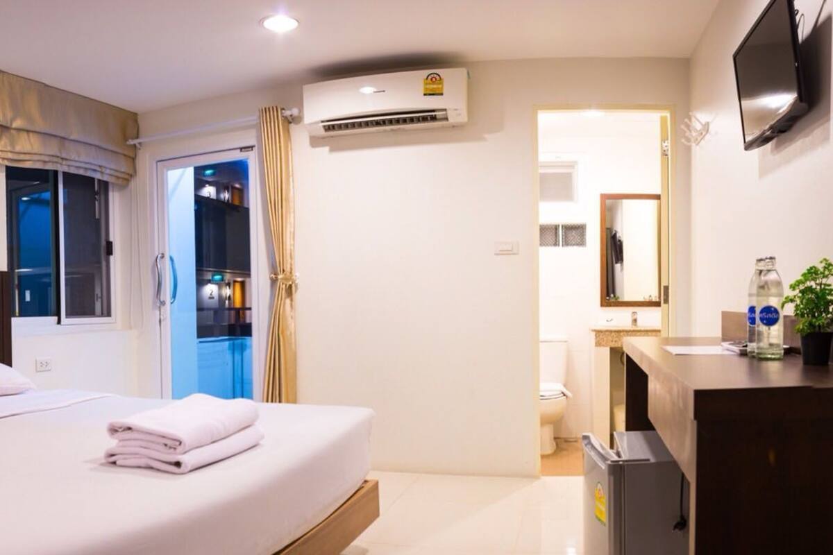 1 bedroom, blackout drapes, free WiFi