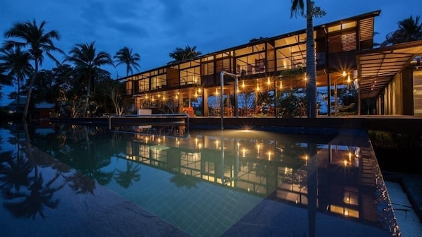 Una piscina al aire libre, tumbonas