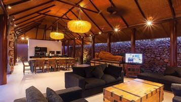 Villa, 4 slaapkamers, privézwembad (4 Bedrooms Pool Villa - min 2 nights ) | Woonruimte | Een 32-inch lcd-televisie met digitale zenders en een televisie