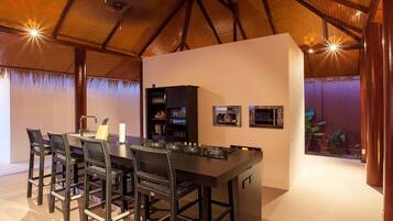 Villa, 4 slaapkamers, privézwembad (4 Bedrooms Pool Villa - min 2 nights ) | Privékeuken | Een espressoapparaat, een koelkast/vriezer, een magnetron, een kookplaat