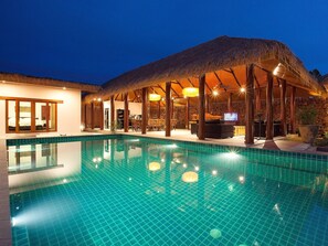 Piscine extérieure, chaises longues
