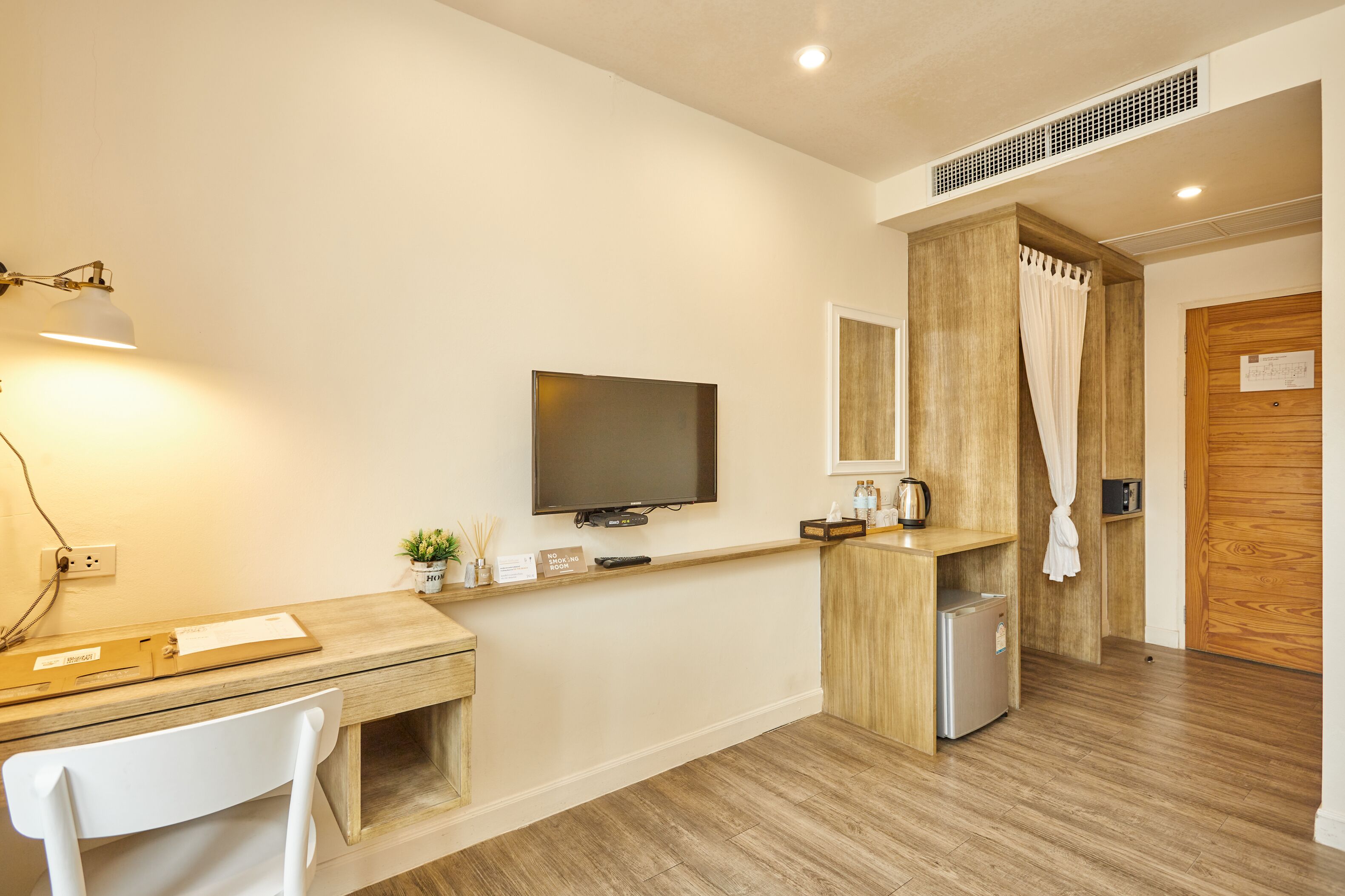 standard room, 2 single beds | 1 bedroom, in-room safe, desk, free wifi