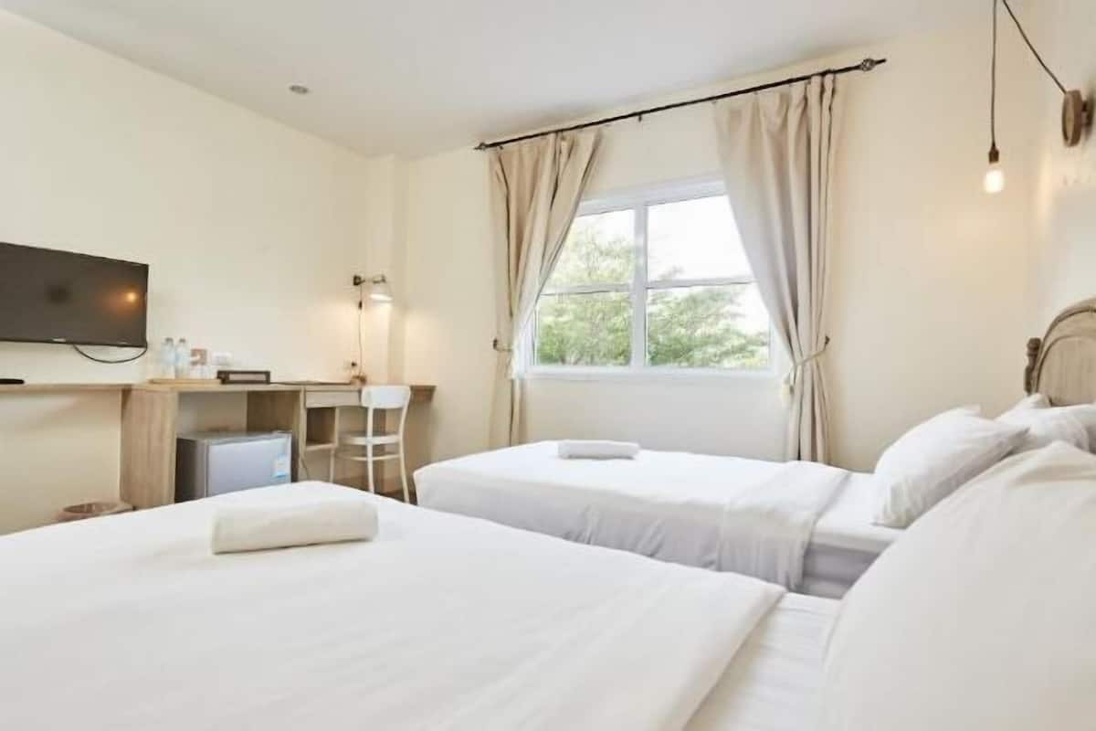 In-room safe, desk, free WiFi