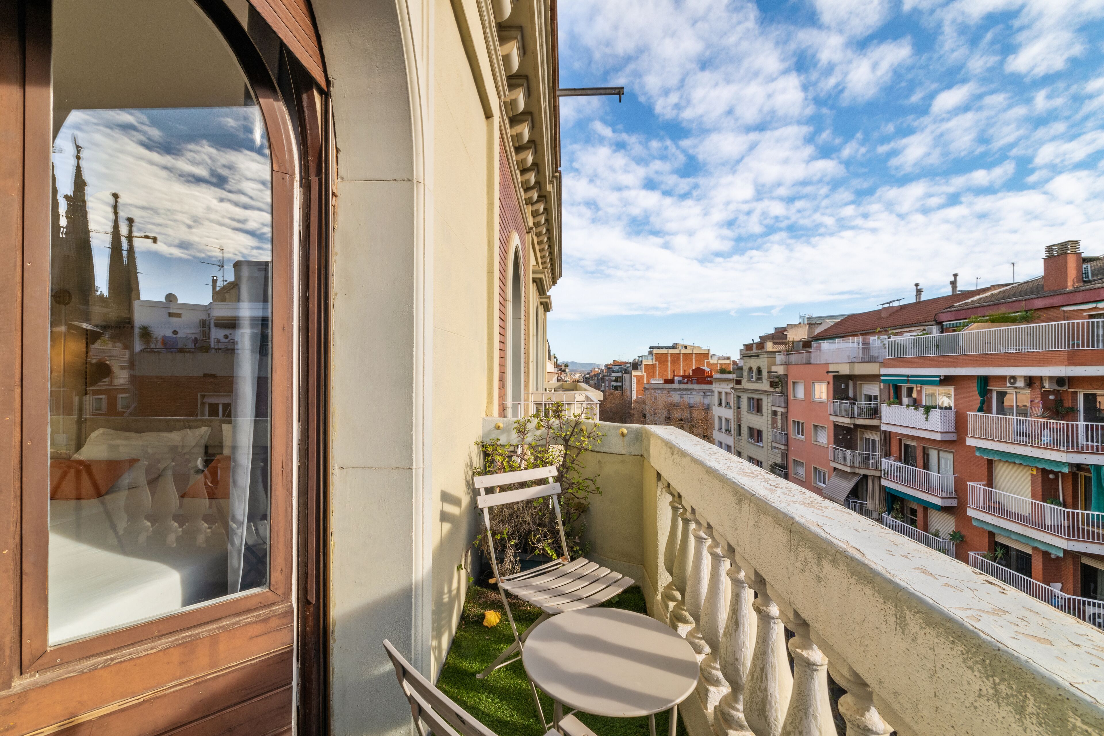 Apartamento Exclusivo, 3 habitaciones, con balcones y vistas a Sagrada Familia/terraza compartida  | Balcón
