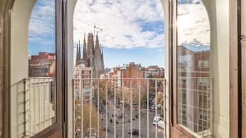 Exclusive apartment, 3 bedrooms, with balconies and views of Sagrada Familia/shared terrace | View from room