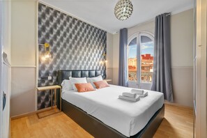 Exclusive apartment, 3 bedrooms, with balconies and views of Sagrada Familia/shared terrace | 3 間睡房、高級寢具、羽絨被、房內夾萬