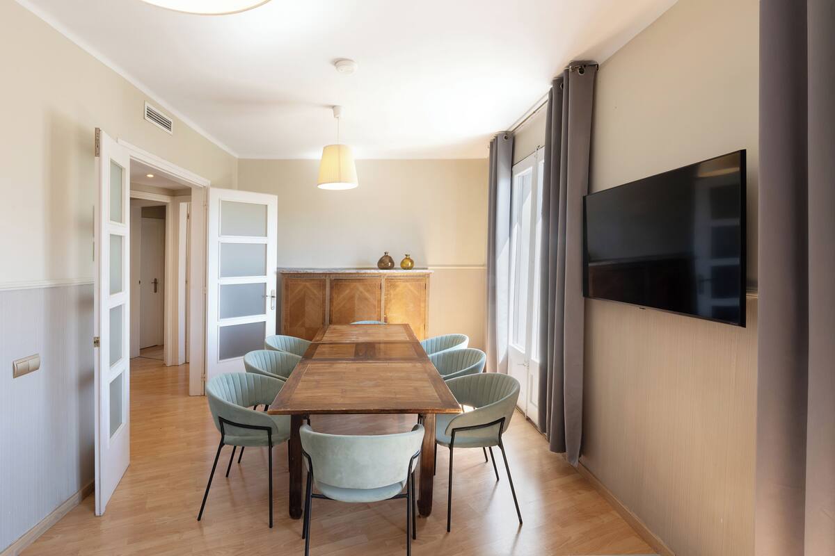 Apartamento Exclusivo, 3 habitaciones, con balcones y vistas a Sagrada Familia/terraza compartida | Área de sala de estar | Televisión de pantalla plana de 26 pulgadas con canales digitales