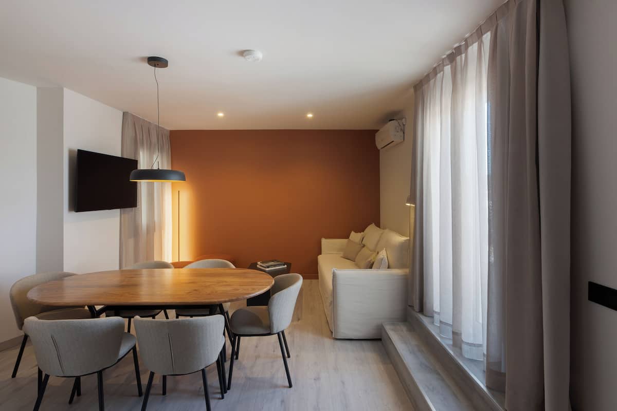 Ático panorámico, 3 habitaciones, terraza, vistas a Sagrada Familia, terraza compartida en la azotea | Área de sala de estar | Televisión de pantalla plana de 26 pulgadas con canales digitales