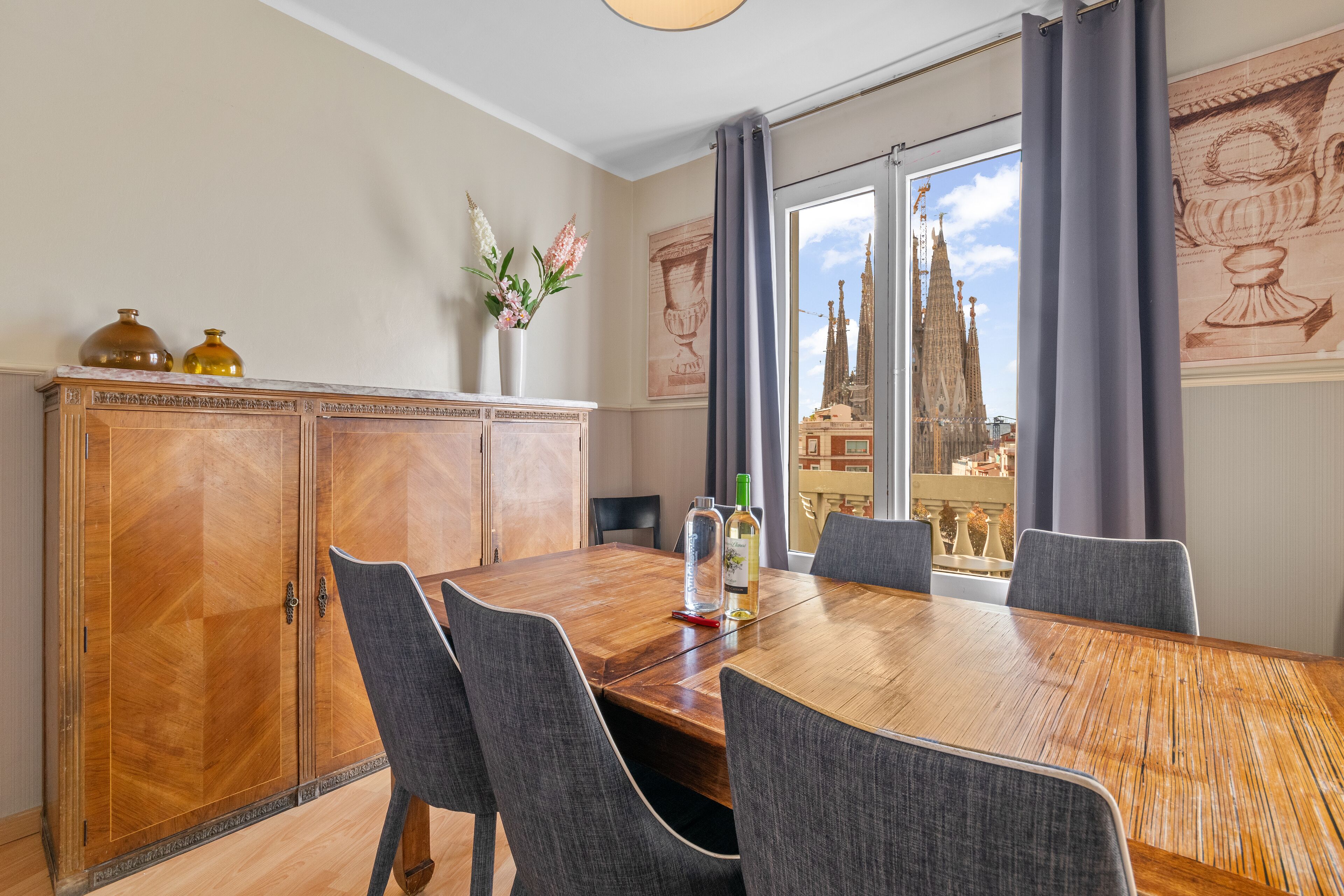 Exclusive apartment, 3 bedrooms, with balconies and views of Sagrada Familia/shared terrace | 餐厅