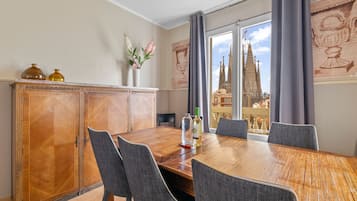 Exclusive apartment, 3 bedrooms, with balconies and views of Sagrada Familia/shared terrace | Dining room