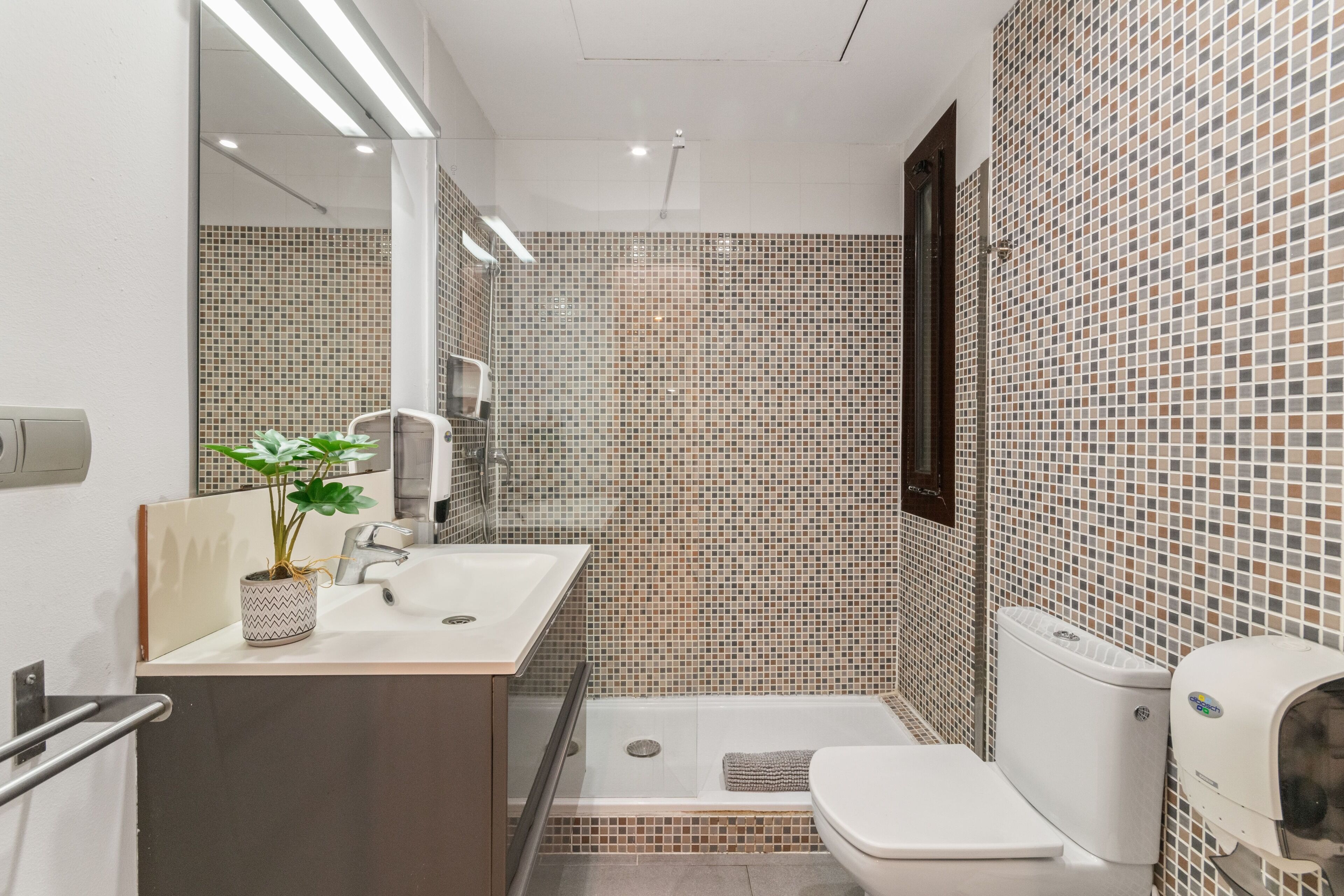 Ein modernes Badezimmer mit Dusche, Toilette und Waschbecken.