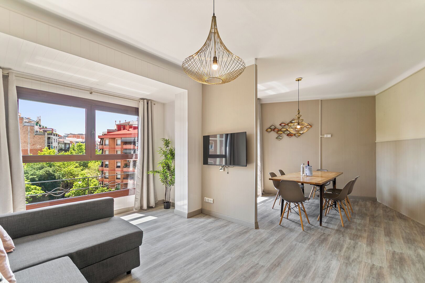 Een modern appartement met een balkon, een eethoek en een woonkamer.