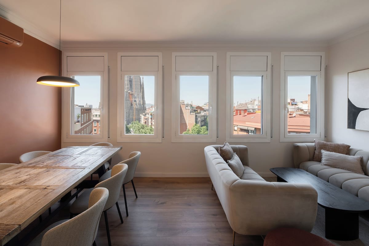 Ático Premium, 5 habitaciones, terraza privada con vistas a Sagrada Familia | Área de sala de estar | Televisión de pantalla plana de 26 pulgadas con canales digitales