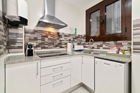 Refrigerador con freezer, microondas, horno, placa de cocina