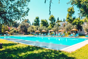 Seasonal outdoor pool, pool umbrellas, sun loungers