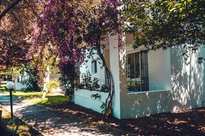 Perhehuoneisto, 2 makuuhuonetta, 2 kylpyhuonetta, puutarha-alue | 2 makuuhuonetta, työpöytä, silitysrauta/-lauta, ilmaiset vauvansängyt