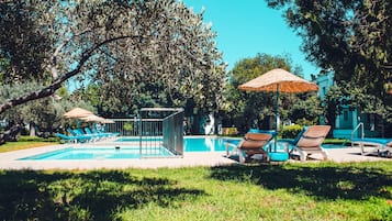 Piscina stagionale all'aperto, ombrelloni da piscina, lettini