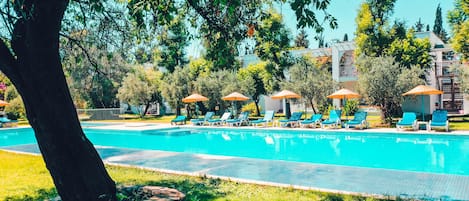 Seasonal outdoor pool, pool umbrellas, sun loungers