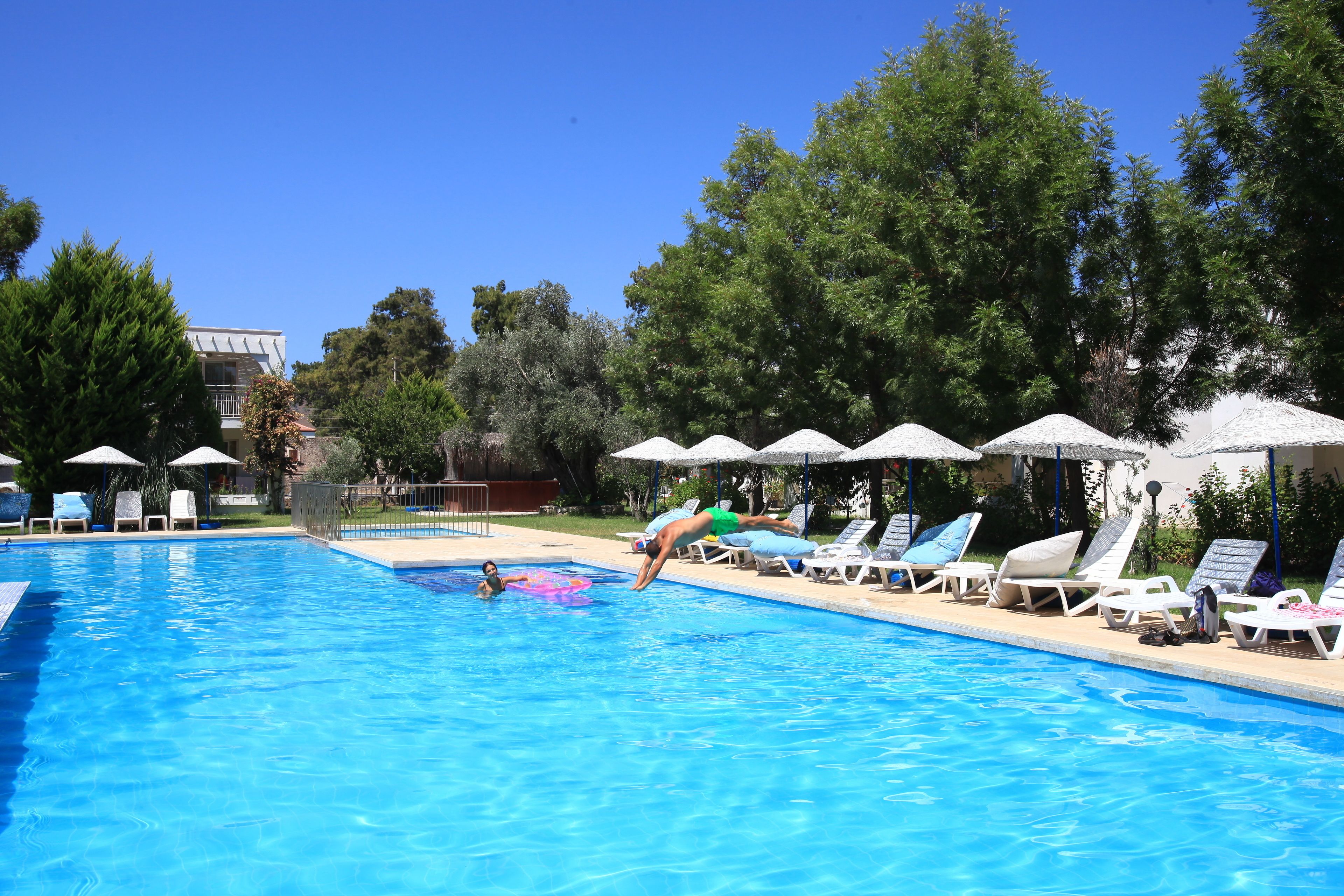 Piscine extérieure (ouverte en saison), parasols de plage