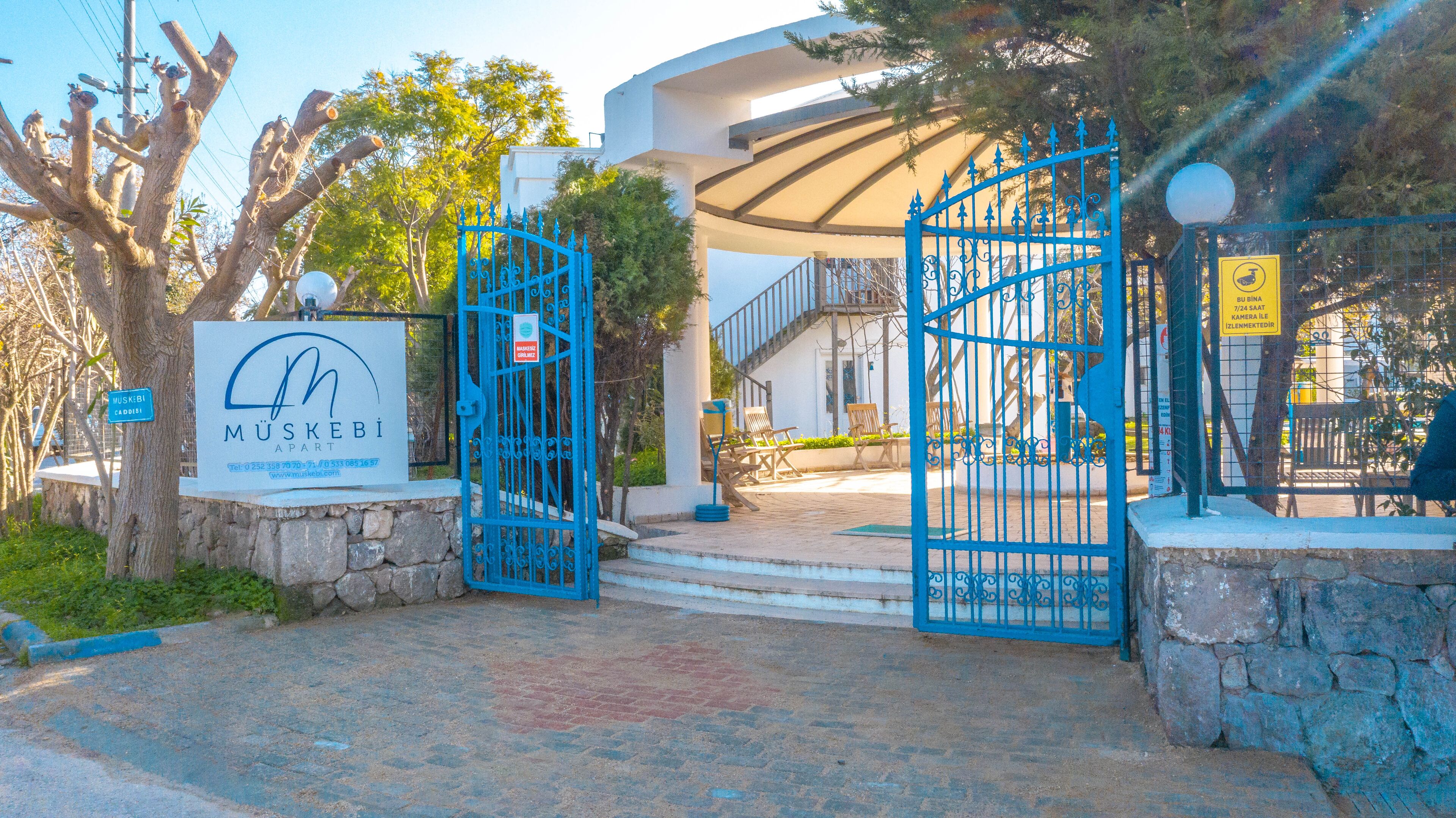 A building entrance with a sign for 'MÜSKEBİ APARTMENT'.
