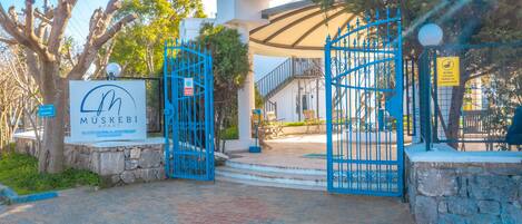 A building entrance with a sign for 'MÜSKEBİ APARTMENT'.