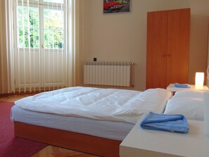 Deluxe Double or Twin Room, Non Smoking, Private Bathroom | Living area - B Movie Guest Rooms (Kraków)