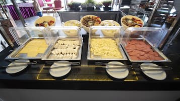 Daily continental breakfast (EUR 10 per person)