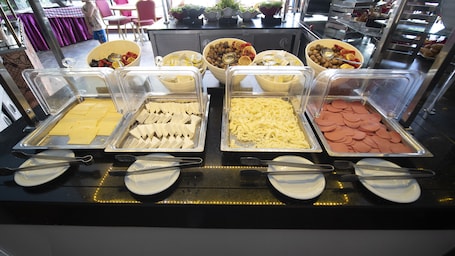 Desayuno continental diario (EUR 10 por persona)