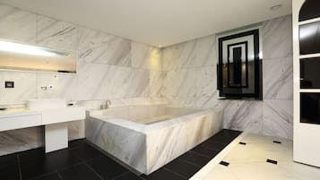 Diamond Plus Room | Baño | Artículos de higiene personal gratuitos, secador de pelo y albornoces