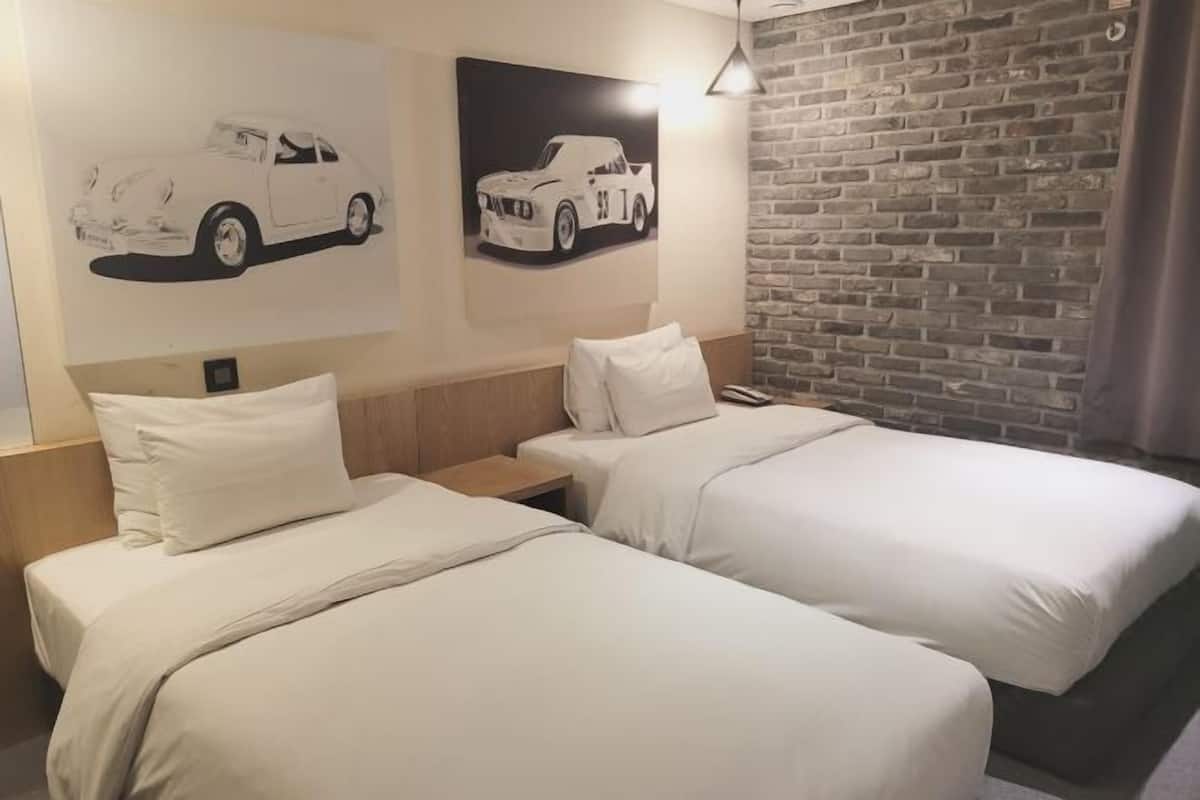 Minibar, cortinas opacas, wifi y decoración individual