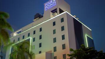 Fachada da propriedade à noite