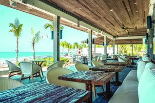 5 restaurants, breakfast served