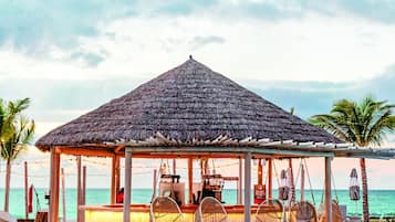 3 Außenpools, Sonnenschirme, Liegestühle