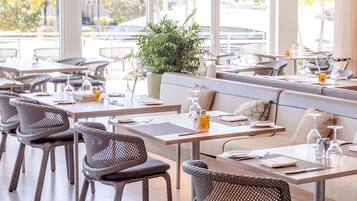 5 restaurants; breakfast, lunch and dinner served