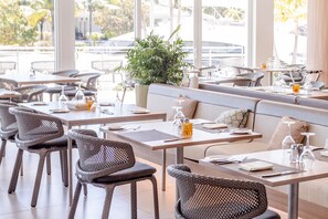 5 restaurants; breakfast, lunch, and dinner served - Resorts World Bimini (Alice Town)