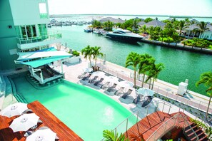 3 utendørsbassenger, bassengparasoller og solsenger