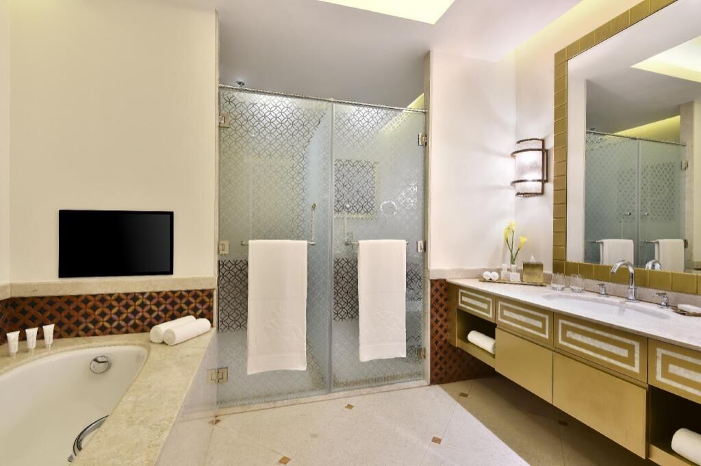 Bathroom | Separate tub and shower, rainfall showerhead, eco-friendly toiletries