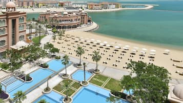 Playa privada, camastros, sombrillas y toallas de playa