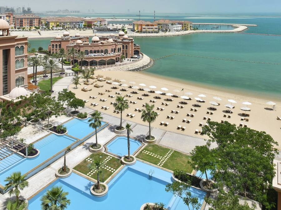 Playa privada, sillas reclinables de playa, sombrillas, toallas de playa