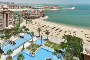 Private beach, sun loungers, beach umbrellas, beach towels - Marsa Malaz Kempinski, The Pearl - Doha (Doha)