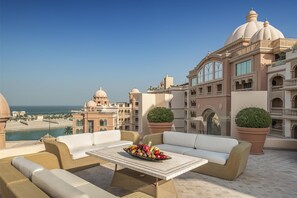 高档床上用品、迷你吧、客房内保险箱、办公桌