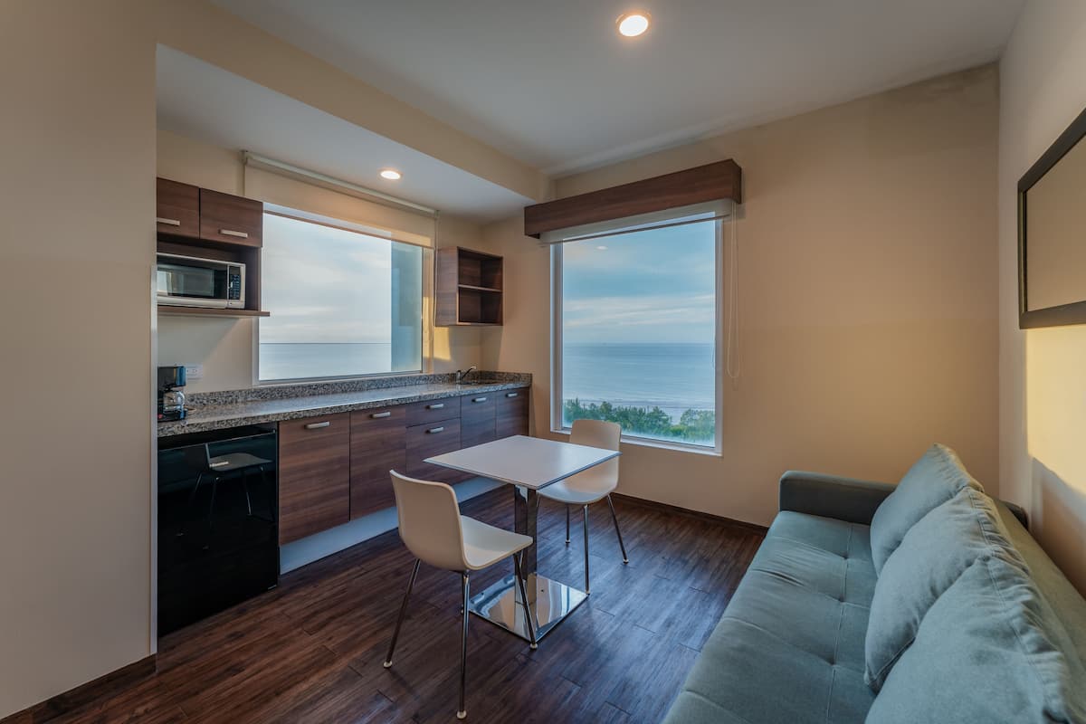 egyptian cotton sheets, premium bedding, in-room safe, desk