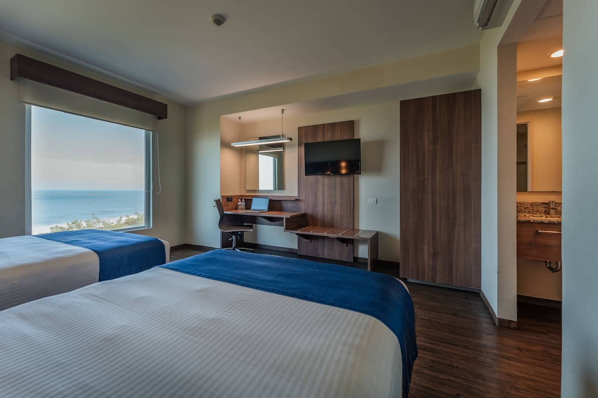 egyptian cotton sheets, premium bedding, in-room safe, desk