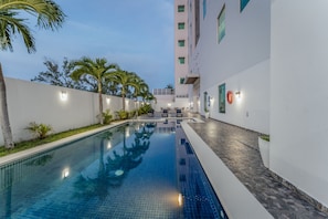 Piscine extérieure, parasols de plage