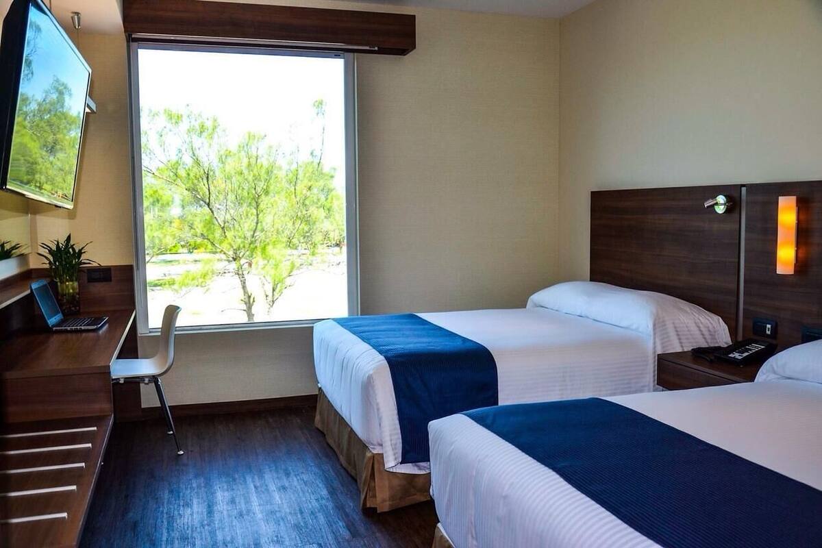 Egyptian cotton sheets, premium bedding, in-room safe, desk