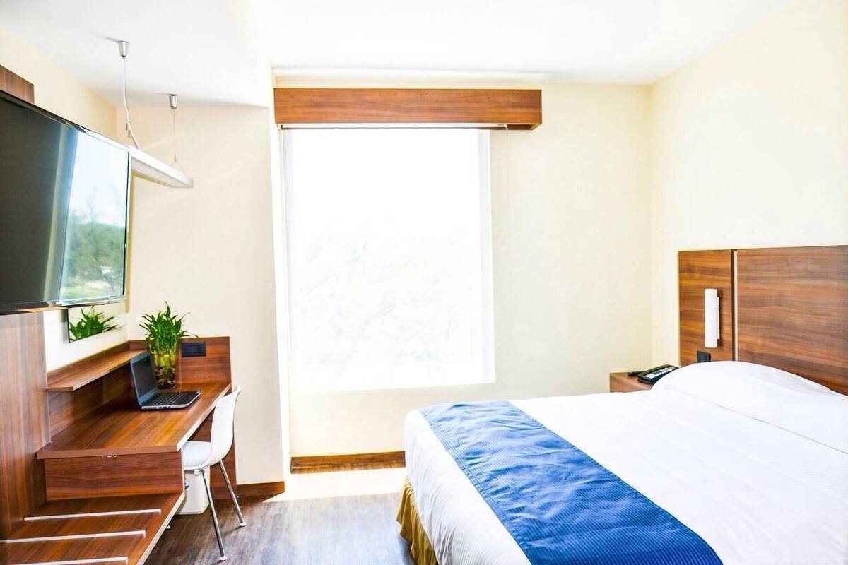 Egyptian cotton sheets, premium bedding, in-room safe, desk