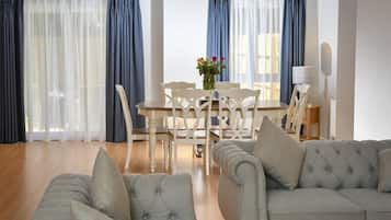 House, 4 Bedrooms | Living room
