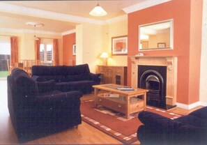 House, 4 Bedrooms | Living room