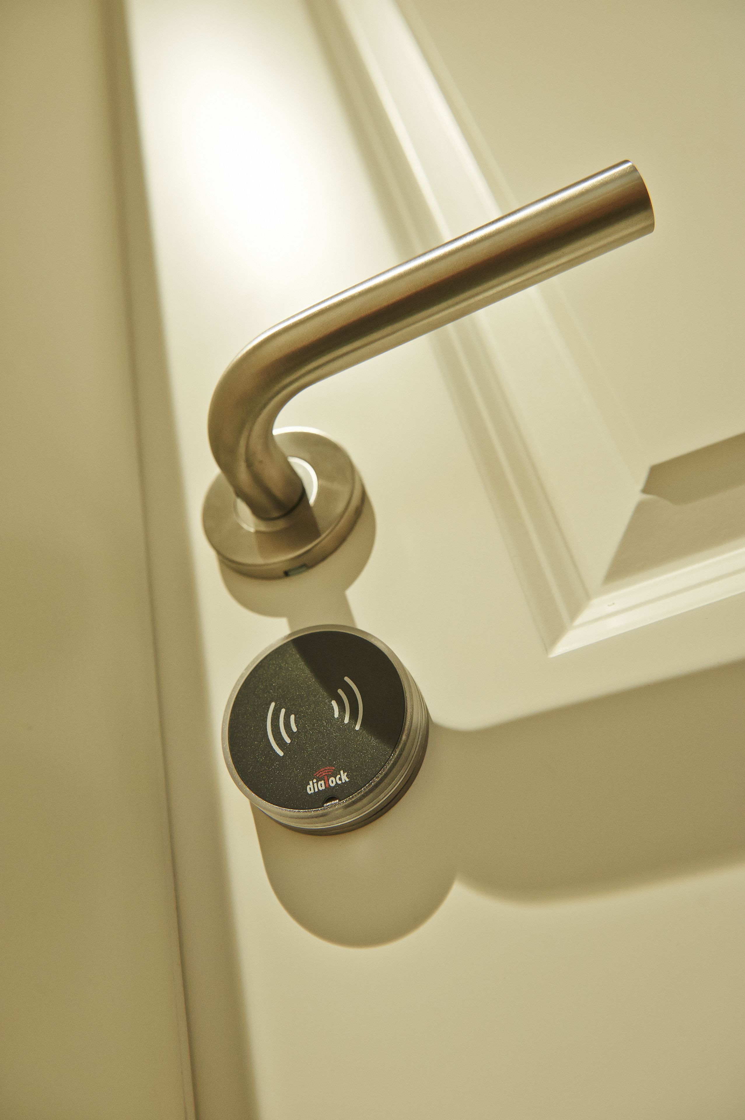 A door handle with a circular lock mechanism.