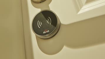 A door handle with a circular lock mechanism.